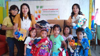 Kids receiving goods from the Maliyaa Foundation